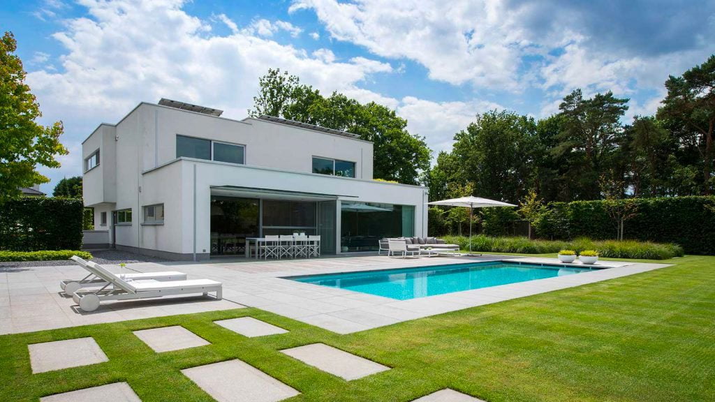 strakke moderne tuin met zwembad