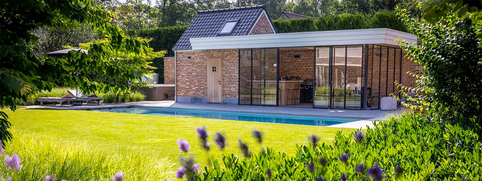 Luxe poolhouse
